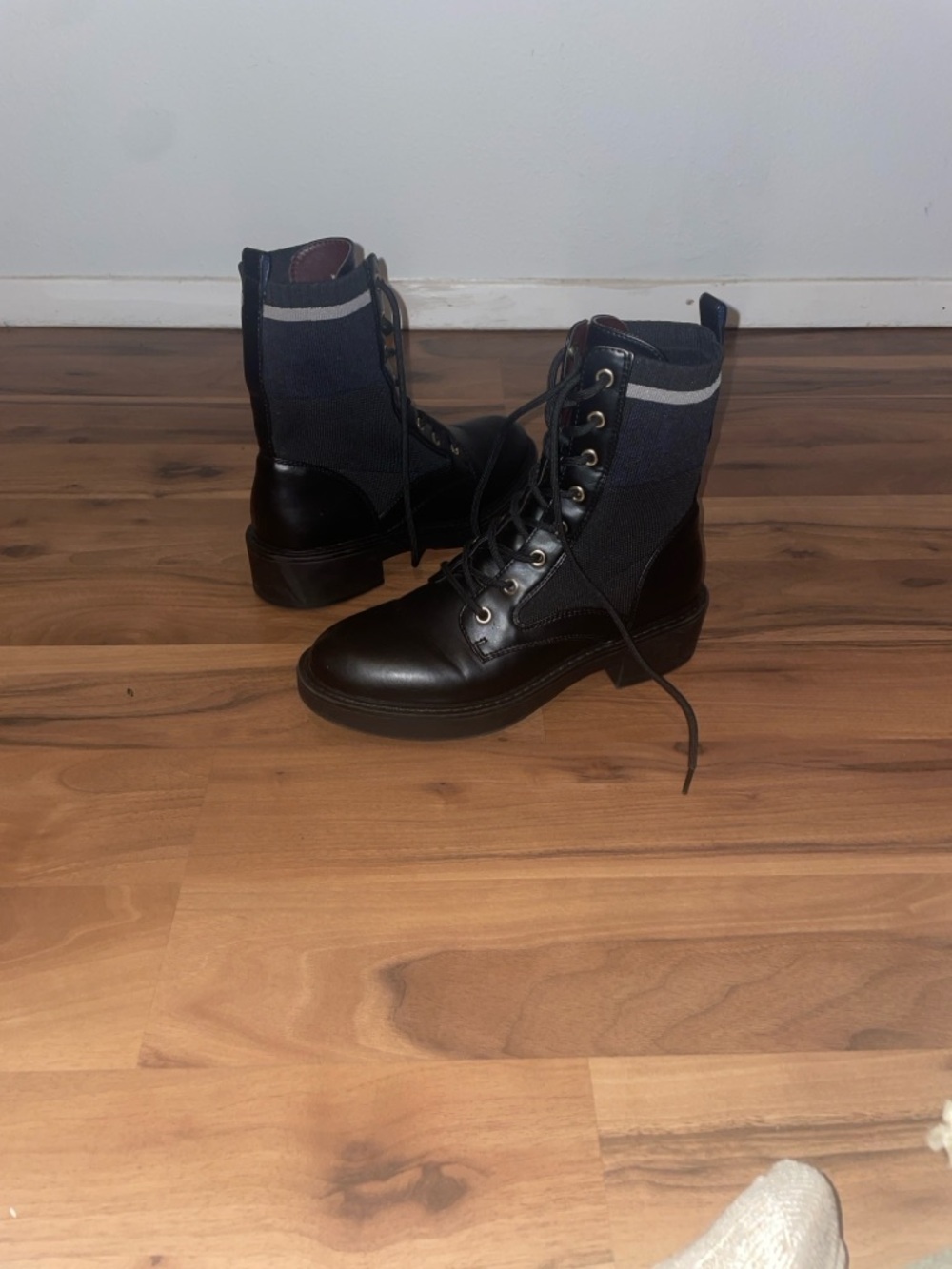 Tommy Hilfiger size 7.5 Black Leather Lace-Up Combat Moto Boots Like New - Picture 4 of 6